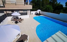 Garden & Pool Bbq Spacious Apartment By Rt Kamenjak